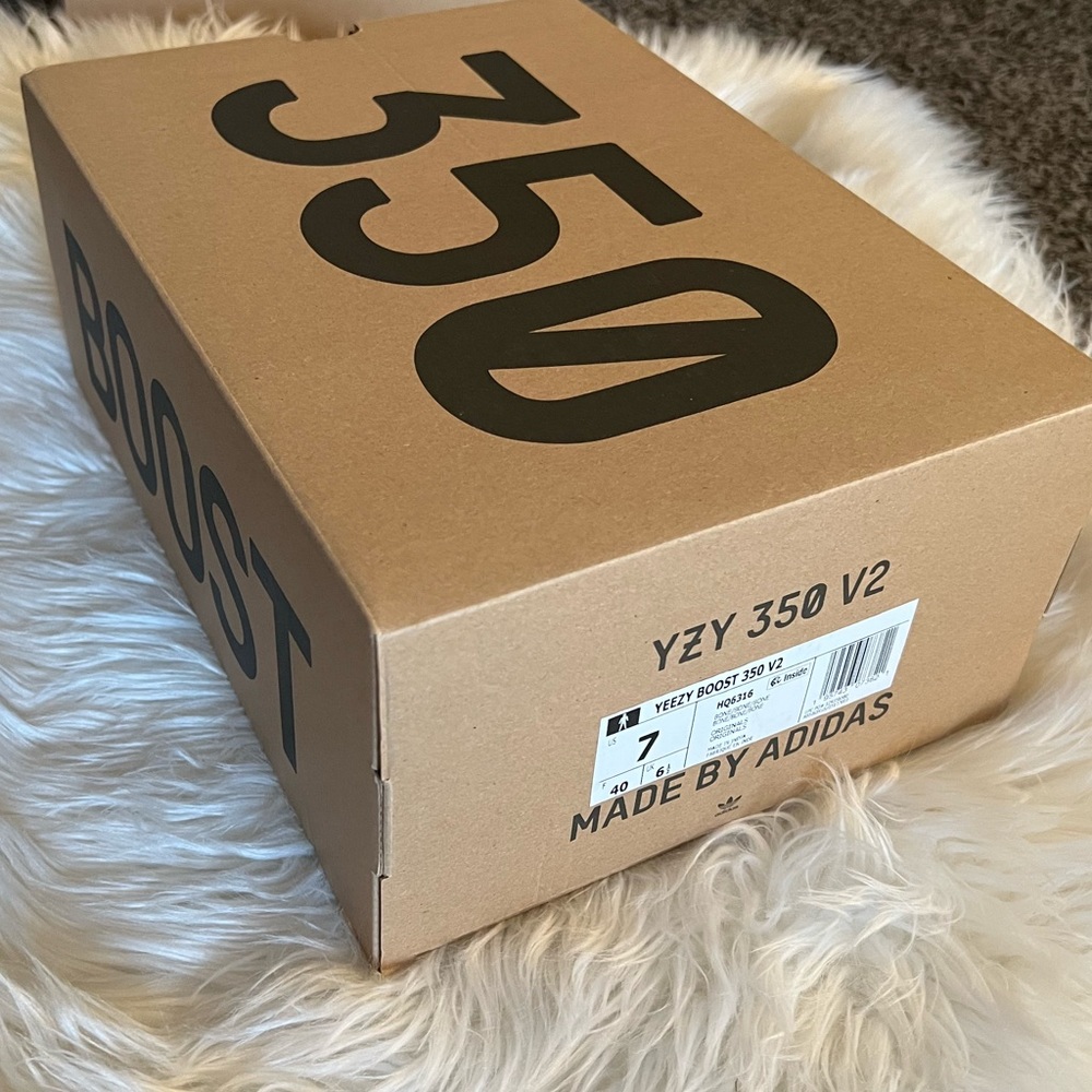 Empty yeezy 350 v2 shoebox